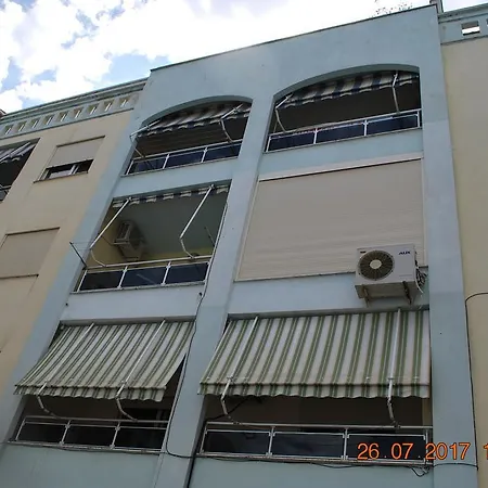 Arbi's Pool View Apartment