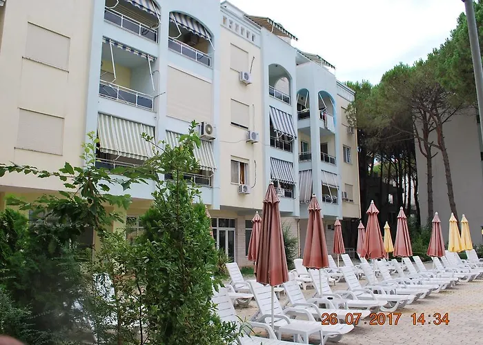 Arbi's Pool View Apartman Golem